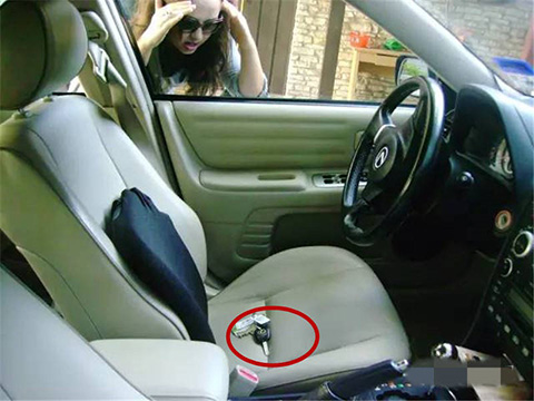 汽車鑰匙鎖在車?yán)锪嗽趺崔k？